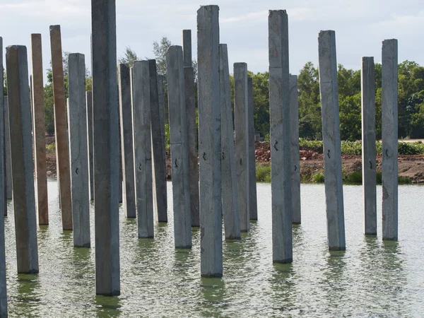 Nehirde beton yığınları