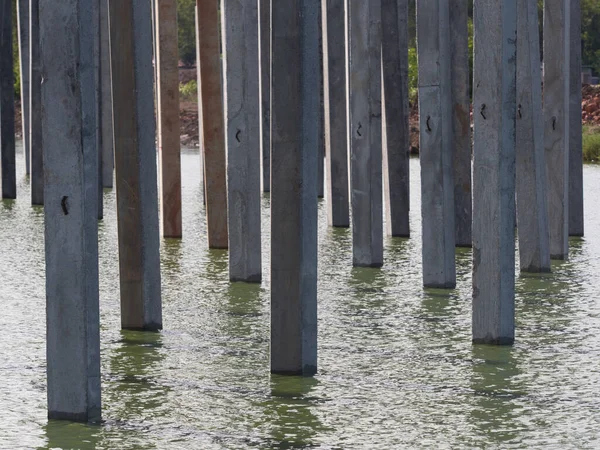 Nehirde beton yığınları