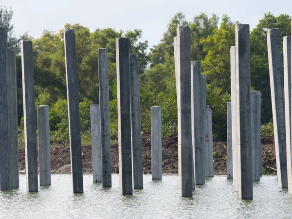 Nehirde beton yığınları