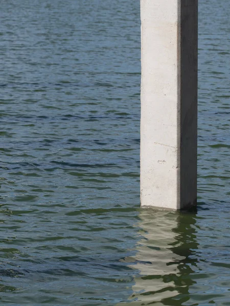 Nehirde beton yığınları