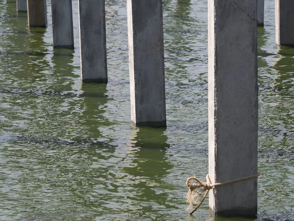 Nehirde beton yığınları