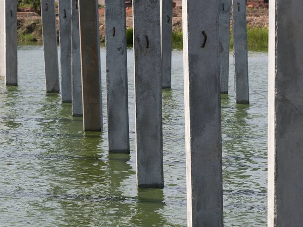 Nehirde beton yığınları