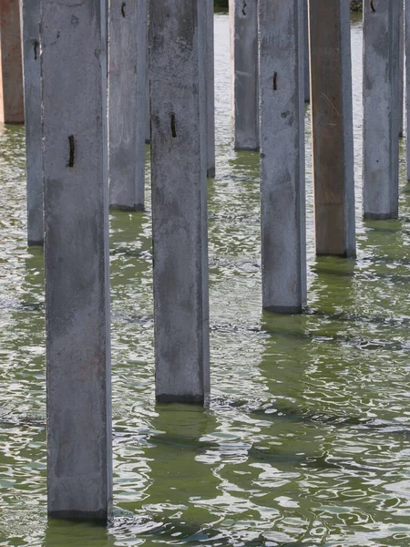 Nehirde beton yığınları