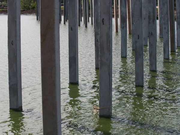 Nehirde beton yığınları