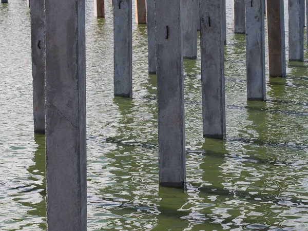 Nehirde beton yığınları