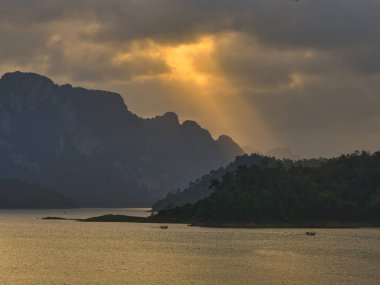 Ratchaprapha Dam Khao Sok Ulusal Parkı 'nda gün batımı, Surat Thani, Tayland