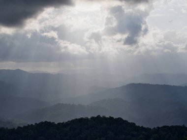 Dağlarda gün batımı bulutlar ve güneş ışınlarıyla, Tayland