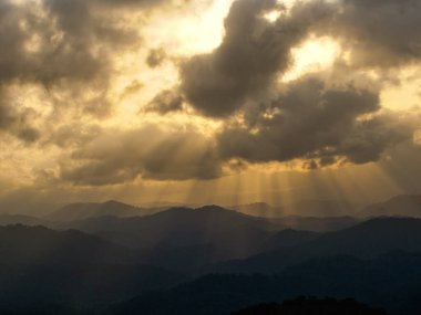 Dağlarda gün batımı bulutlar ve güneş ışınlarıyla, Tayland