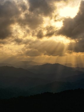 Dağlarda gün batımı bulutlar ve güneş ışınlarıyla, Tayland