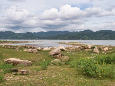 Yağmur mevsiminde Khlong Din Daeng rezervuarındaki kayalar