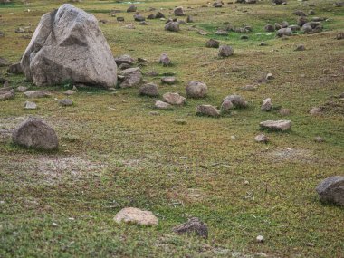 Yağmur mevsiminde Khlong Din Daeng rezervuarındaki kayalar