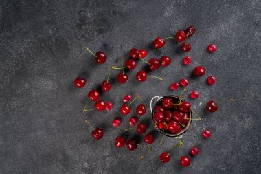 Taze olgun tatlı kiraz rustik koyu arka plan üzerinde. Kopya alanı ile üstten görünüm.