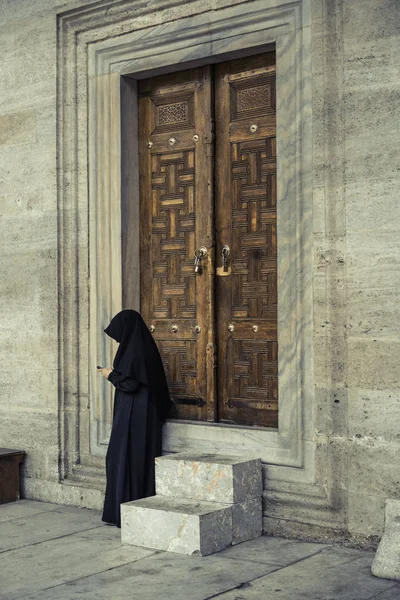 Mujer musulmana usando el teléfono móvil mientras está de pie en la mezquita — Foto de Stock