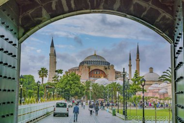 Turistler yaz aylarında Ayasofya 'yı ziyaret ederler. Ayasofya, Istanbul 'un en tanınmış turistik mekanların biridir..
