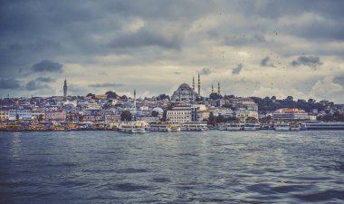 Istanbul 'un tarihi bölümünün deniz cephesi. Istanbul 'un deniz manzarası. Türkiye Seyahat konsepti