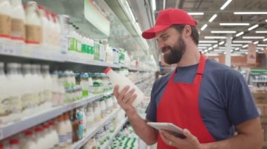 Süt kalitesini kontrol gülümseyen süpermarket çalışan