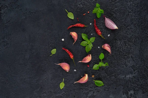 Ingredientes para cocinar. Vista superior de ajo, albahaca y chile sobre fondo oscuro . — Foto de Stock