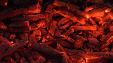 parlayan kömür ve alev