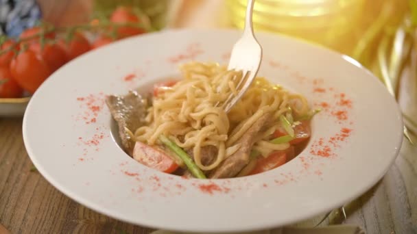 Comer macarrão com garfo — Vídeo de Stock