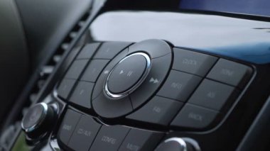 Erkek parmak araba kontrol Paneli'nde radyo düğmesine basarak