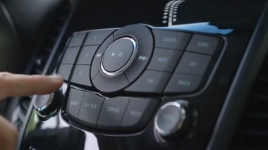 Araba ses stereo sistemi kullanarak sürücü