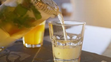 Portakal, nane ve buz cam içine dökme ile limonata