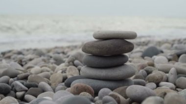 El sahilde taş yığını bina