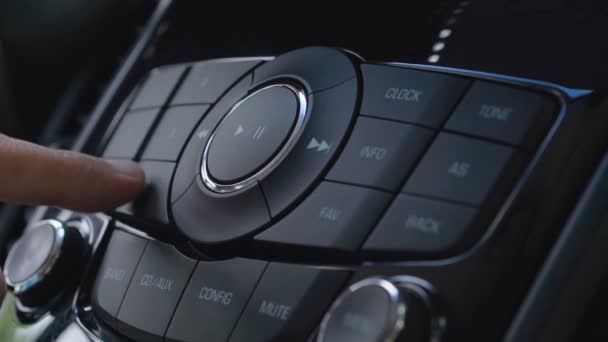 Mannelijke vinger knoppen in te drukken op het bedieningspaneel van de auto — Stockvideo