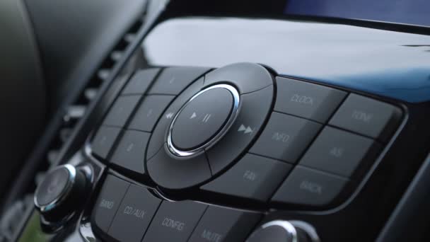 Dedo masculino pressionando botão de rádio no painel de controle do carro — Vídeo de Stock