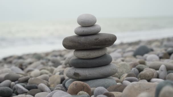 Stack av zen stenar nära havet — Stockvideo