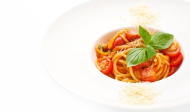 Klasik spagetti domates ve fesleğen beyaz tabakta ile dekore edilmiş parmesan peyniri ile