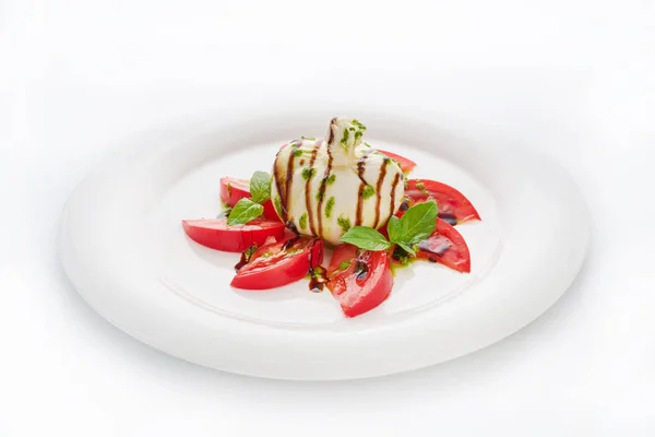 Tomeatoes ve beyaz tabakta pesto ile buratta İtalyan peynir snack