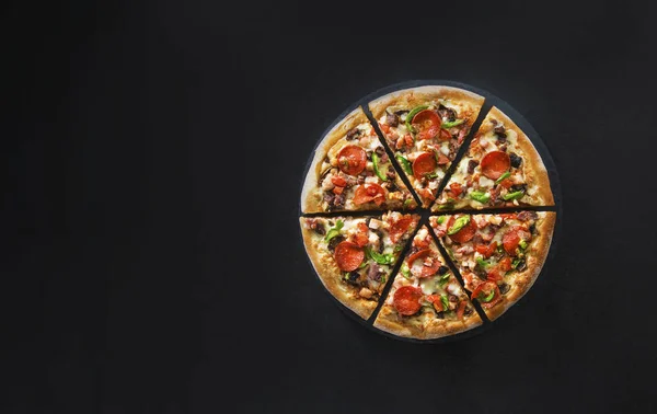 Flat lay of italian pizza on dark surface top view — Stock Photo, Image