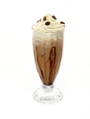 Cam çırpılmış krem izole üzerinde beyaz arka plan ile buzlu kahve