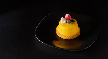 Siyah zemin üzerine sarı sır mus tatlı kaplı