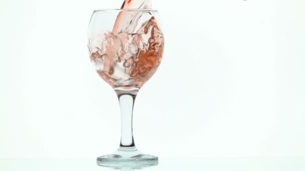 Налить бокал розового вина, крупным планом — стоковое видео