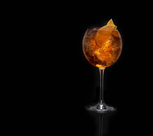 Cocktail alcolico con fetta di arancia su sfondo nero con spazio per la copia — Foto Stock