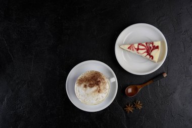 CAPUCINO cheesecake ile kahve fincan. Kopyalama alanı, üstten görünüm, düz lay