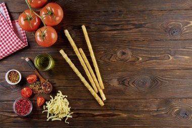 Ahşap masa, üstten görünüm yemek pişirmek için malzemeler