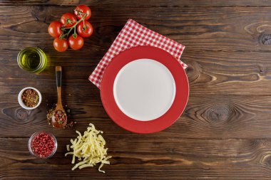 Ahşap masa, üstten görünüm yemek pişirmek için malzemeler