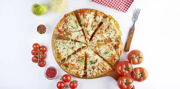 Pizza malzemelerle beyaz zemin üzerine dilimlenmiş. Üstten görünüm, düz kopya alanı ile yatıyordu