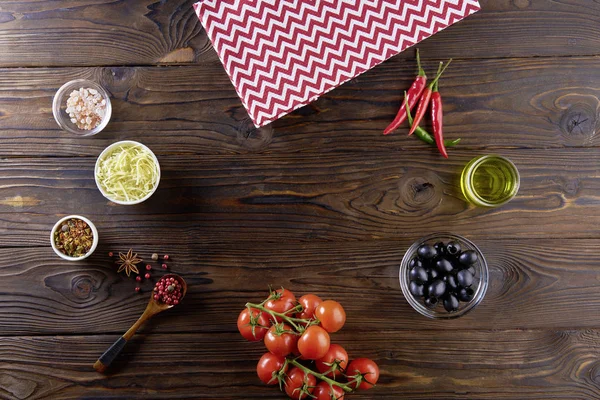 Ingredienti per cucinare su tavola di legno, vista dall'alto, posa piatta — Foto Stock