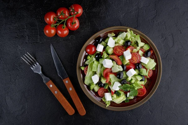 Görög saláta olajbogyó és feta, a fekete háttér. Felülnézet, lapos laikus — Stock Fotó