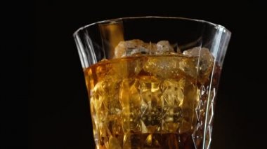 eski bir moda cam buzlu viski