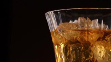 Siyah arka planda buzlu viski.