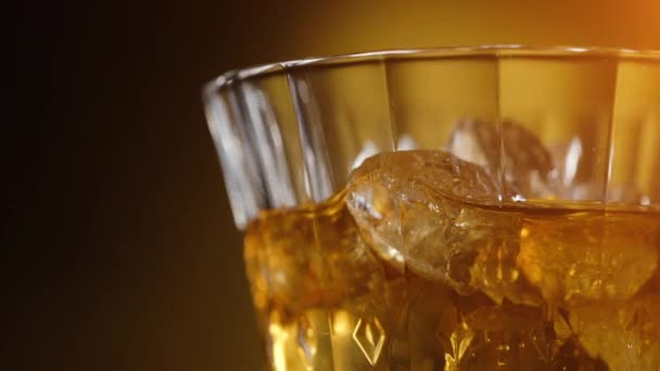 Whisky en las rocas en un vaso de la vieja moda — Vídeos de Stock