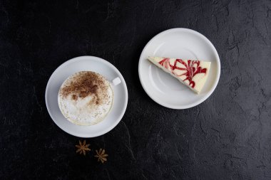 CAPUCINO peynir pasta ile kahve fincan. Kopyalama alanı, üstten görünüm, düz lay
