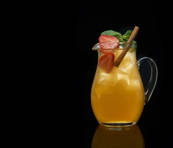 Limonada de fresa y naranja en un decantador sobre fondo negro — Foto de Stock