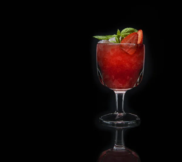 Strawberry cocktail med krossad is på en svart bakgrund — Stockfoto
