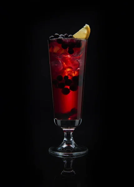 Alkoholhaltiga cocktail med svarta vinbär på svart bakgrund — Stockfoto